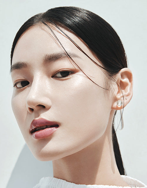 ヘラ リフレクションスキングロークッションファンデーションでツヤと透明感のある肌を演出したモデルのクローズアップ画像